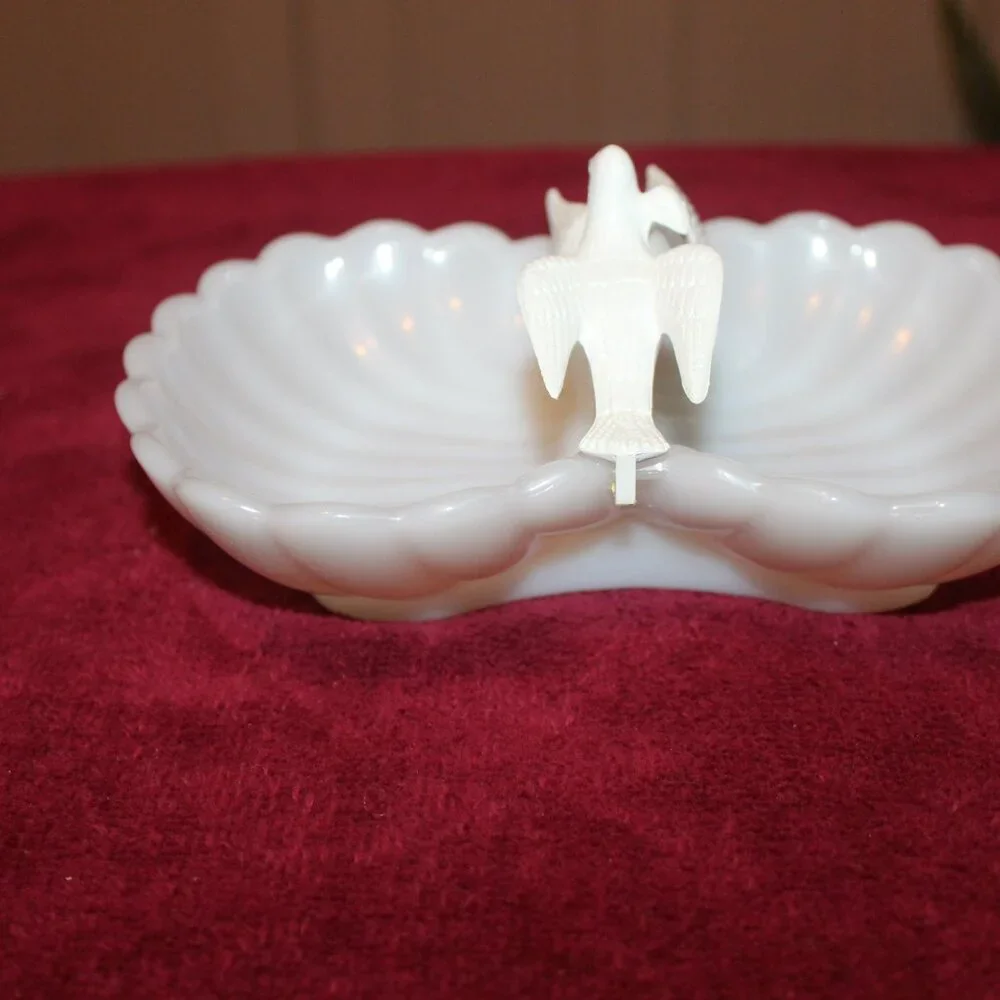 Vintage Avon Milk Glass Double Seashell Soap Dish with Doves